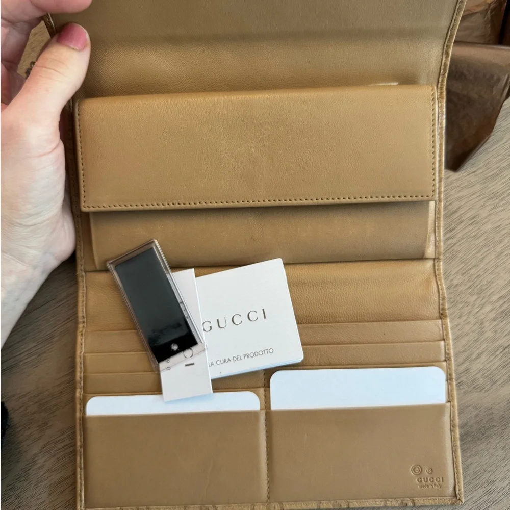 Gucci Gold Wallet - Picture 4 of 9